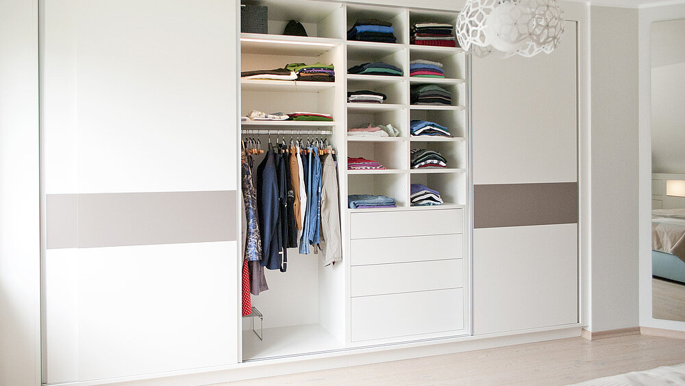 Kleiderschrank; Innenausbau; Handwerk
