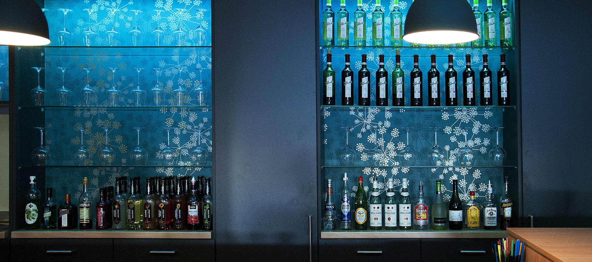 Kult, Bar, Innenausbau, Tischlerarbeiten